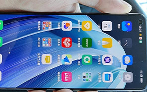 OPPO Reno 7 Pro Featured in a Leaked Hands-On Photo; Flat Display and Even Bezels 