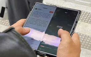 Vivo X Fold Caught in the Wild; Shows Off Its Stunning Creaseless Display 